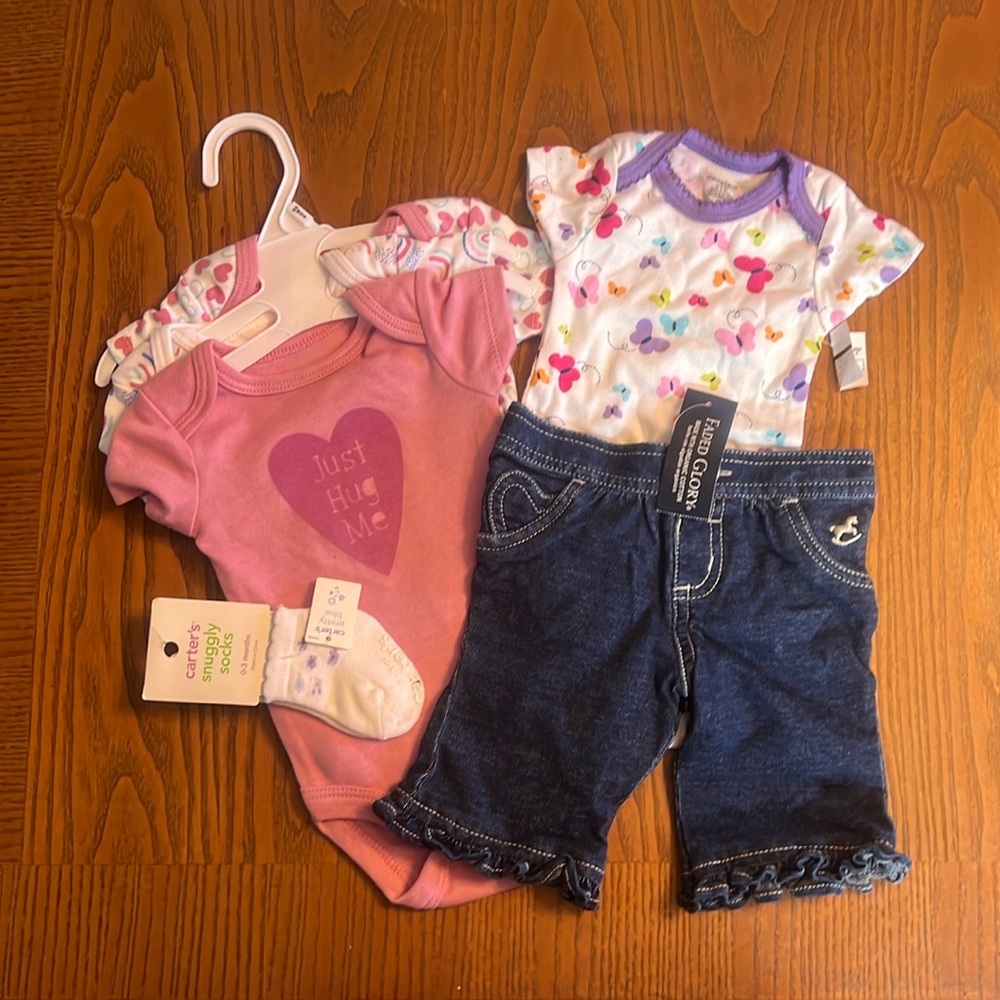 Newborn spring bundle; onesies, socks, pants 0-3